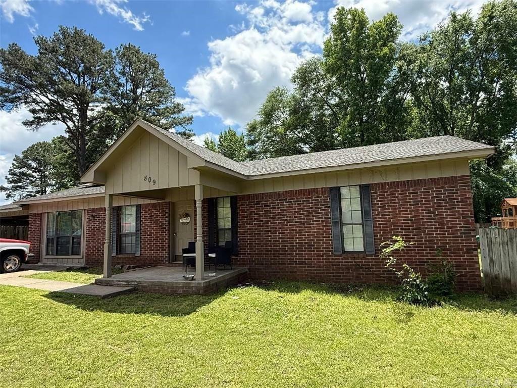 Property Photo: 809 Walnut St AR 72834