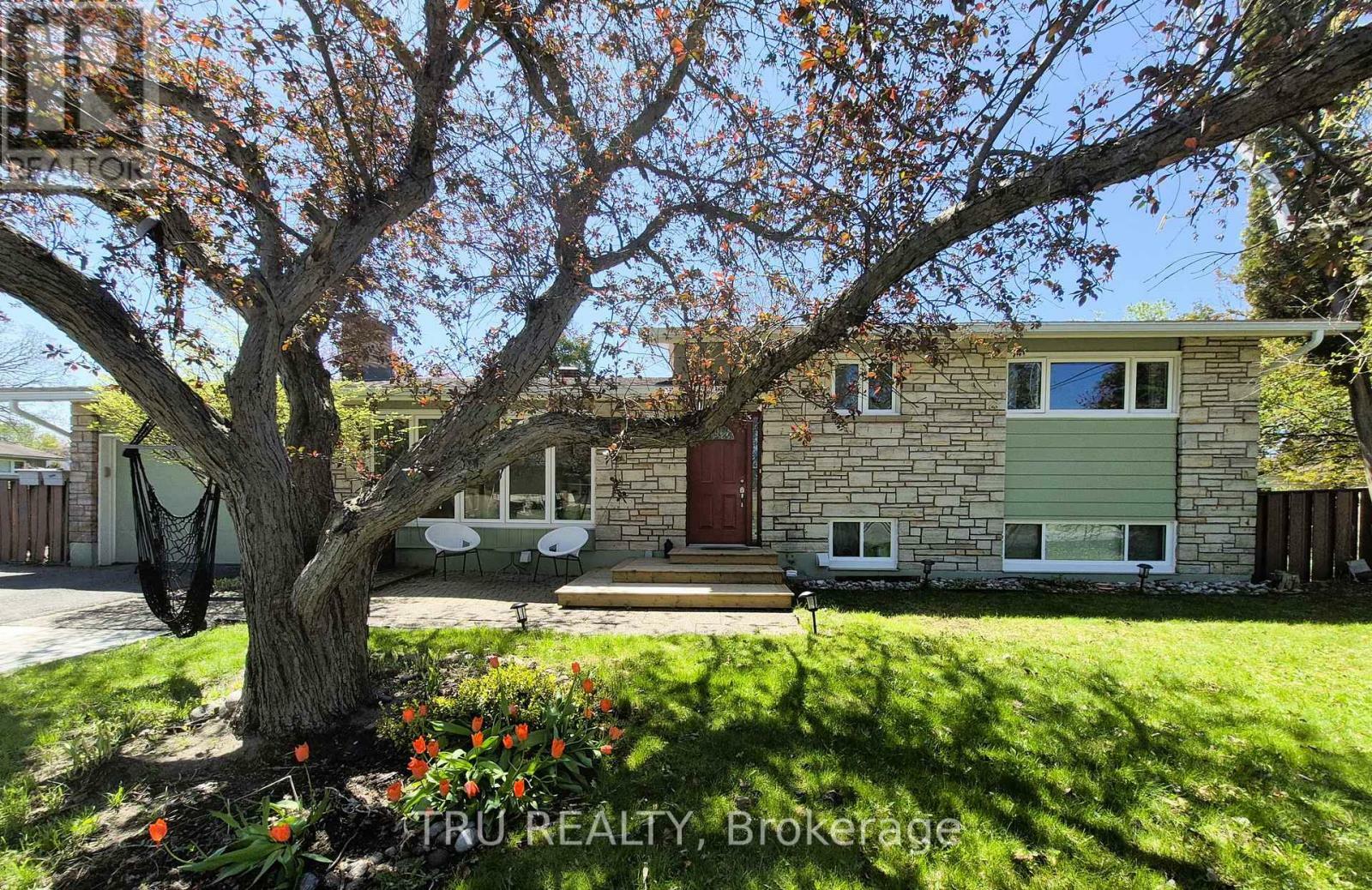 Property Photo: 48 Crystal Beach Drive ON K2H 5M9