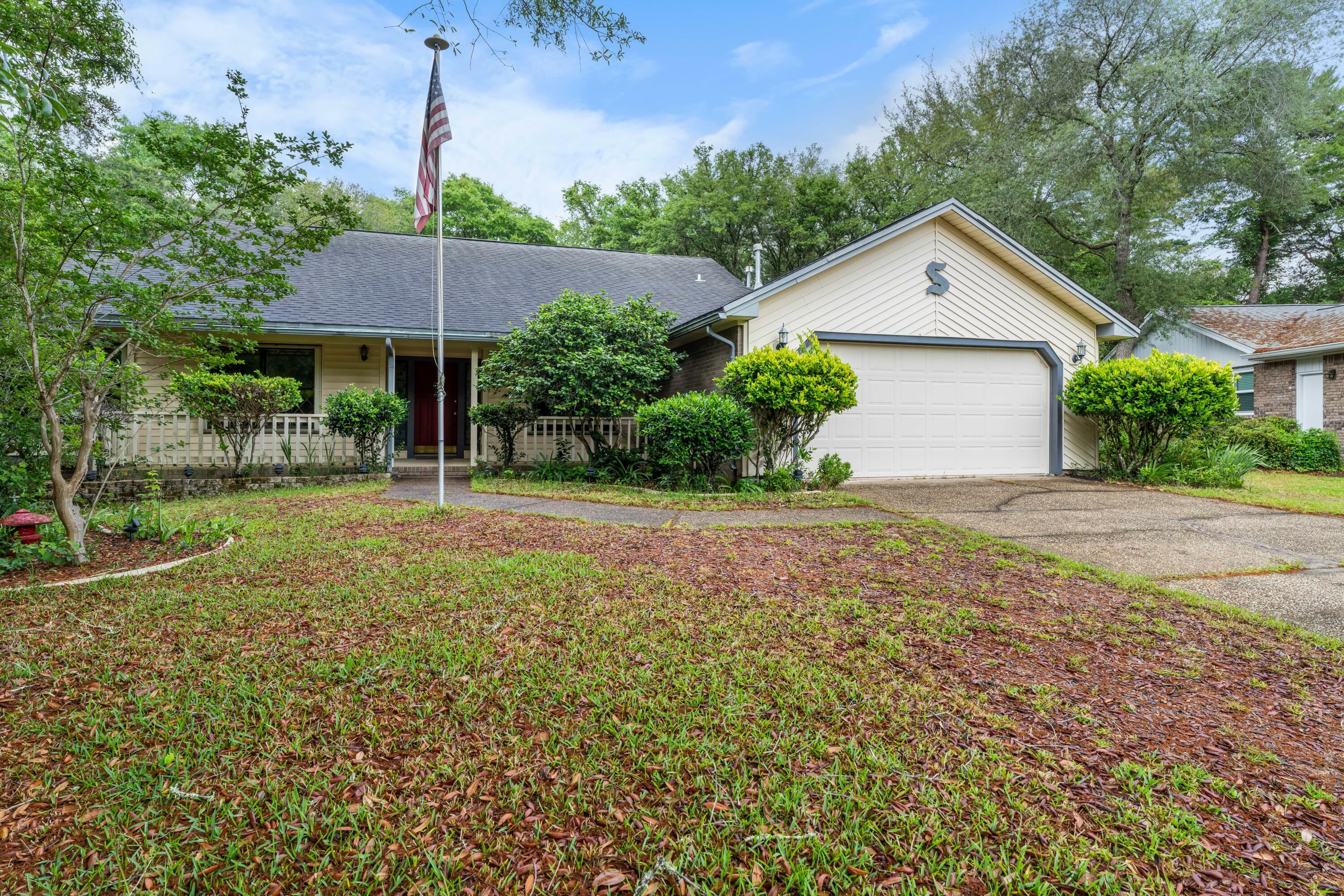 Property Photo: 102 Bermuda Way FL 32578