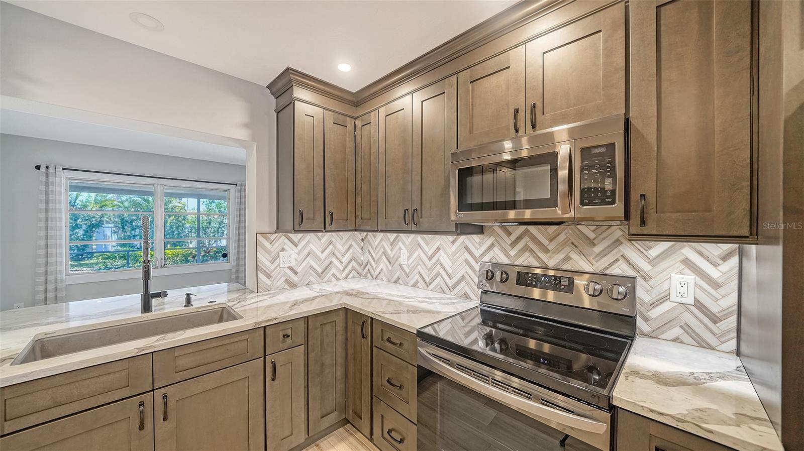 Property Photo: 5706 10th Avenue Dr W FL 34209