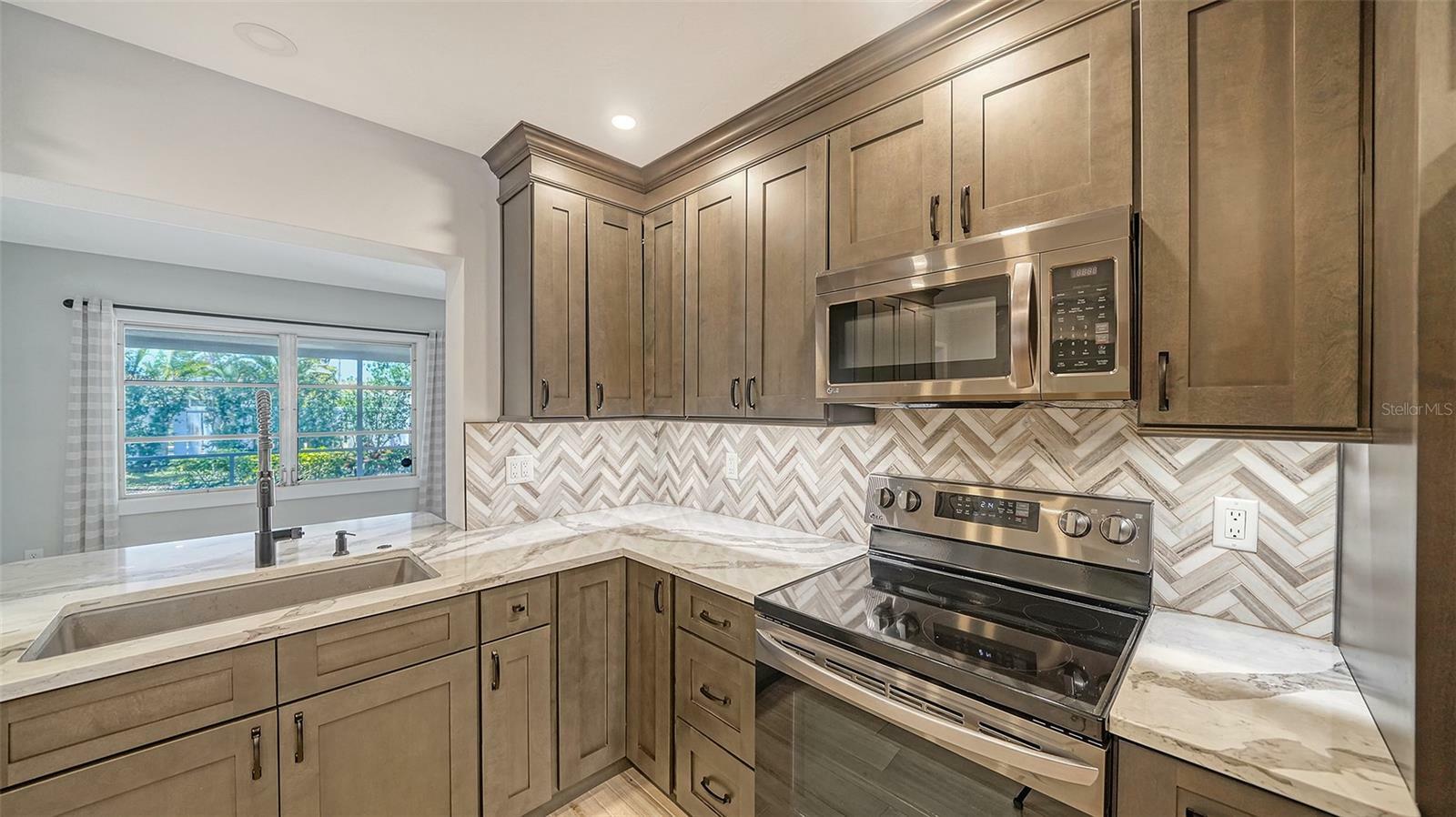 Property Photo: 5706 10th Avenue Dr W FL 34209