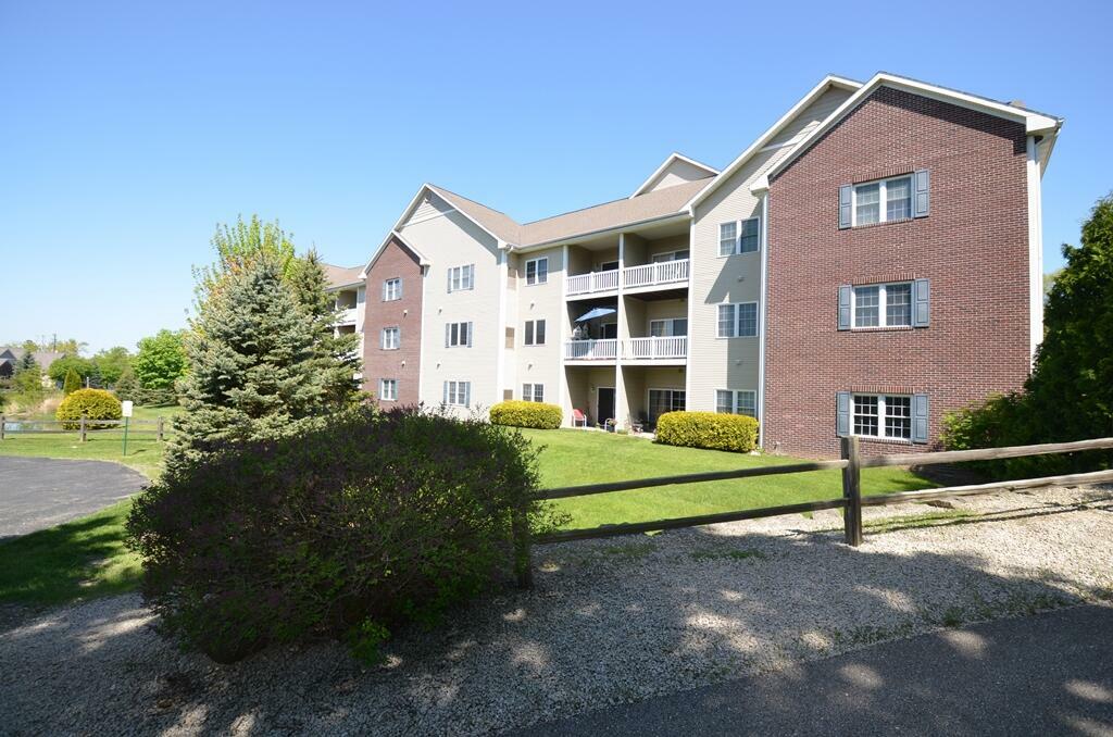 Property Photo: 327 E Clay St 17 WI 53190