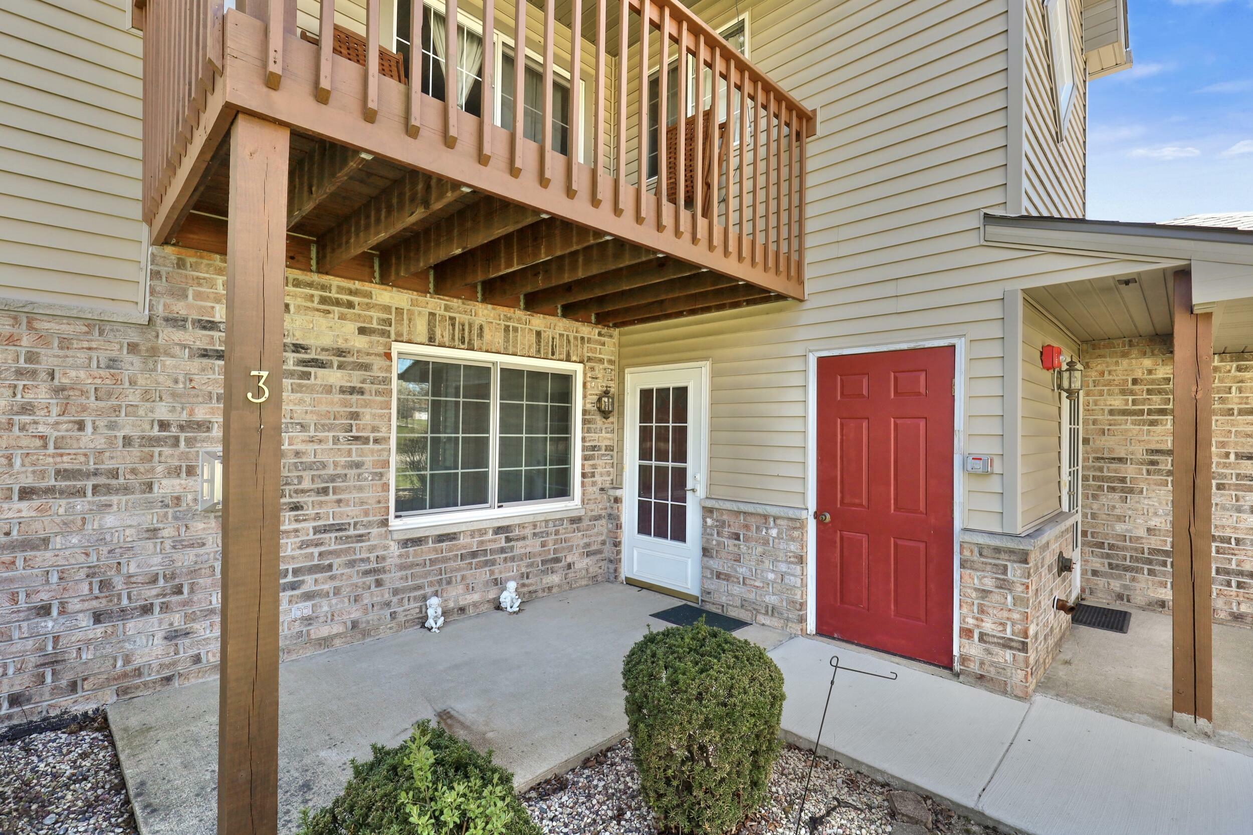 Property Photo: 211 W Oak Leaf St 3 WI 53154