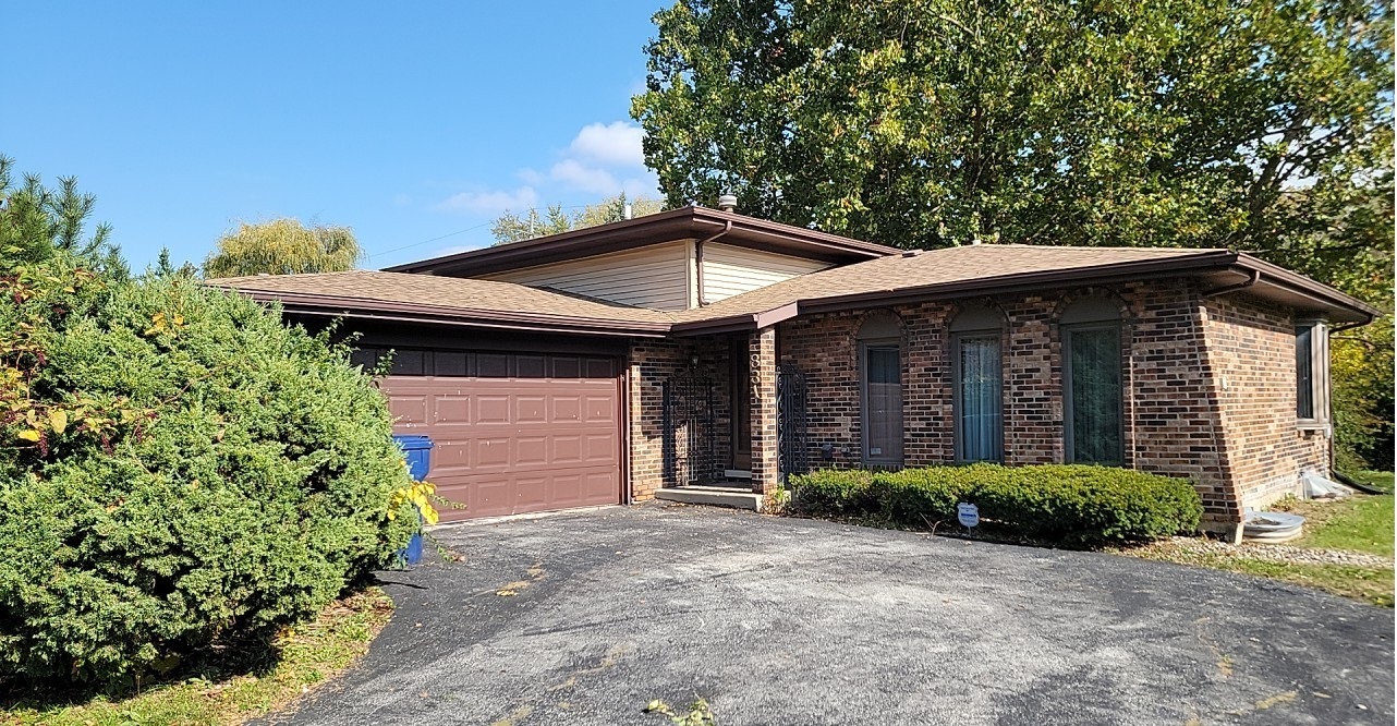 Property Photo: 831 Violet Lane IL 60443
