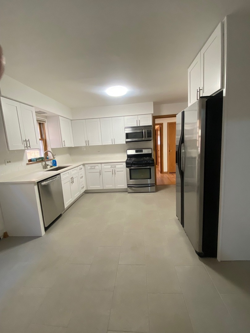 Property Photo: 5230 N Delphia Avenue 2W IL 60656