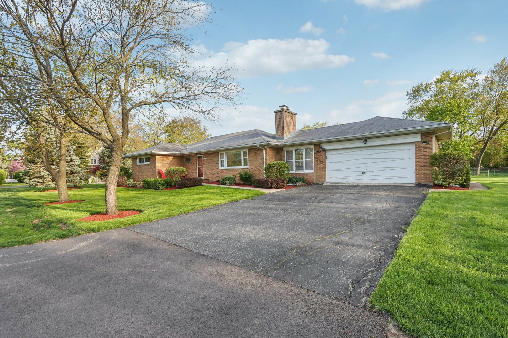 Property Photo:  110 W Maude Avenue  IL 60004 