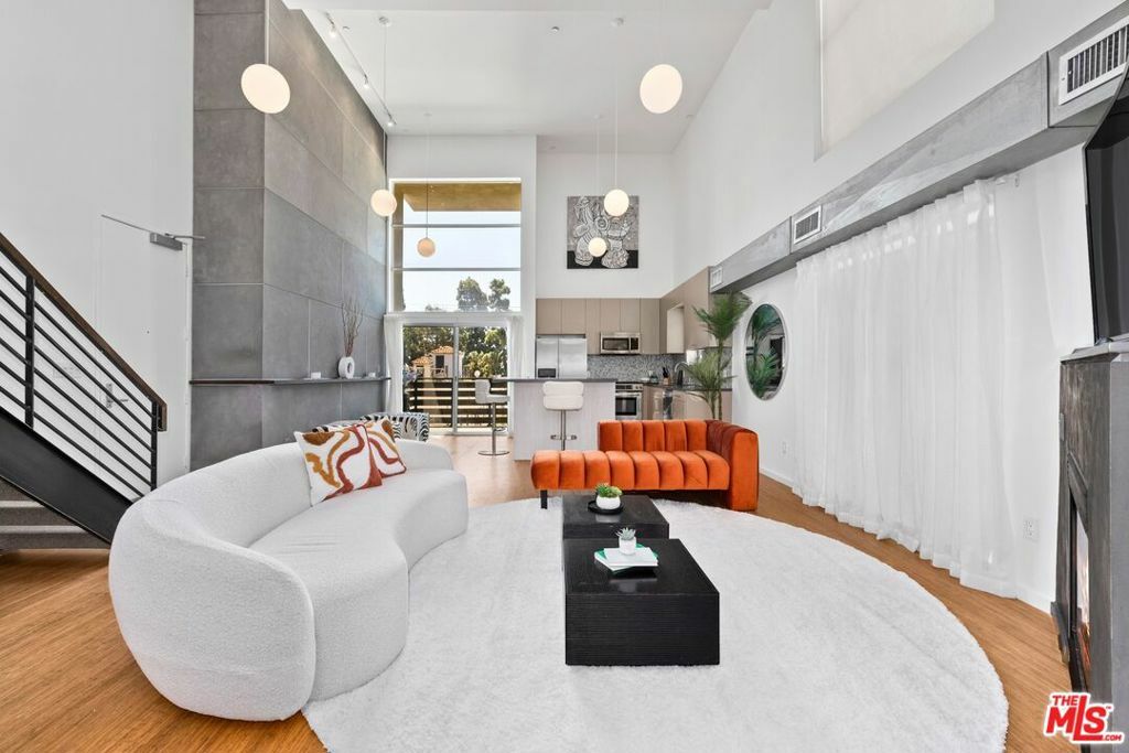 Property Photo: 7062 Hawthorn Avenue 203 CA 90028