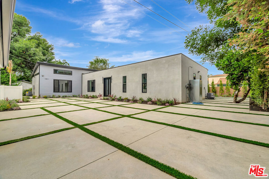 Property Photo:  19513 Cantara Street  CA 91335 