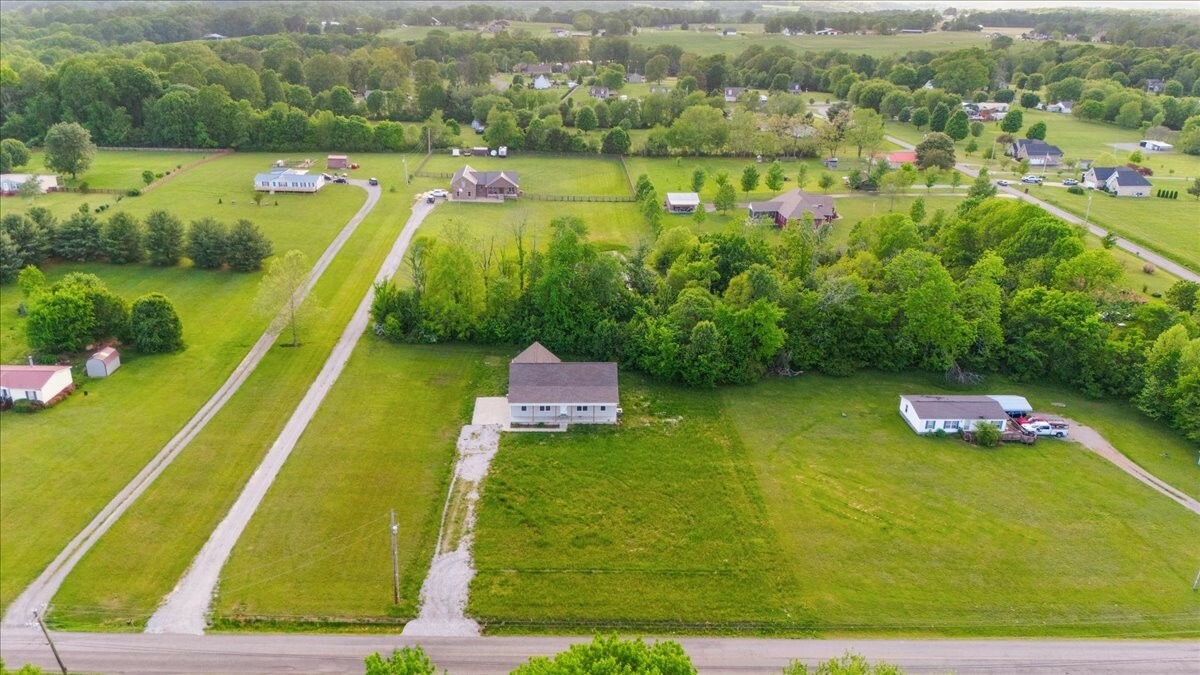 Property Photo: 118 E Biggs Rd TN 37148