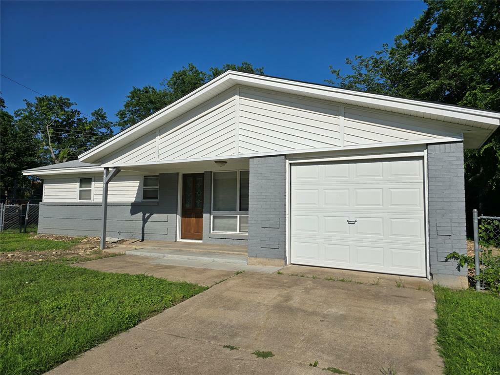 Property Photo: 4855 Kyledale Court TX 76135