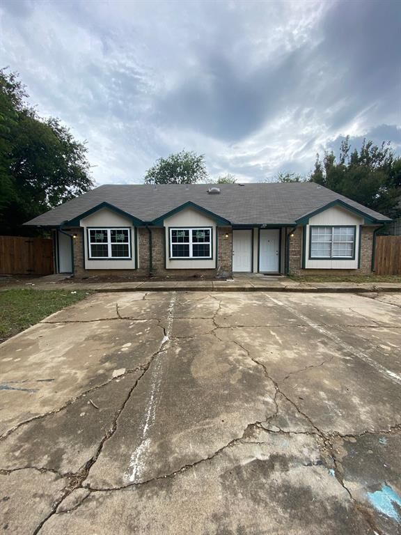 Property Photo:  311 Kings Way Drive  TX 76063 