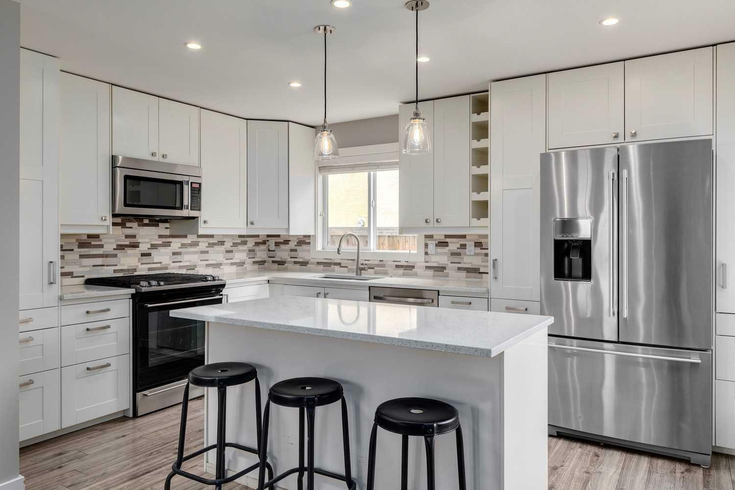 Property Photo:  27 Woodglen Way SW  AB T2W 4W8 
