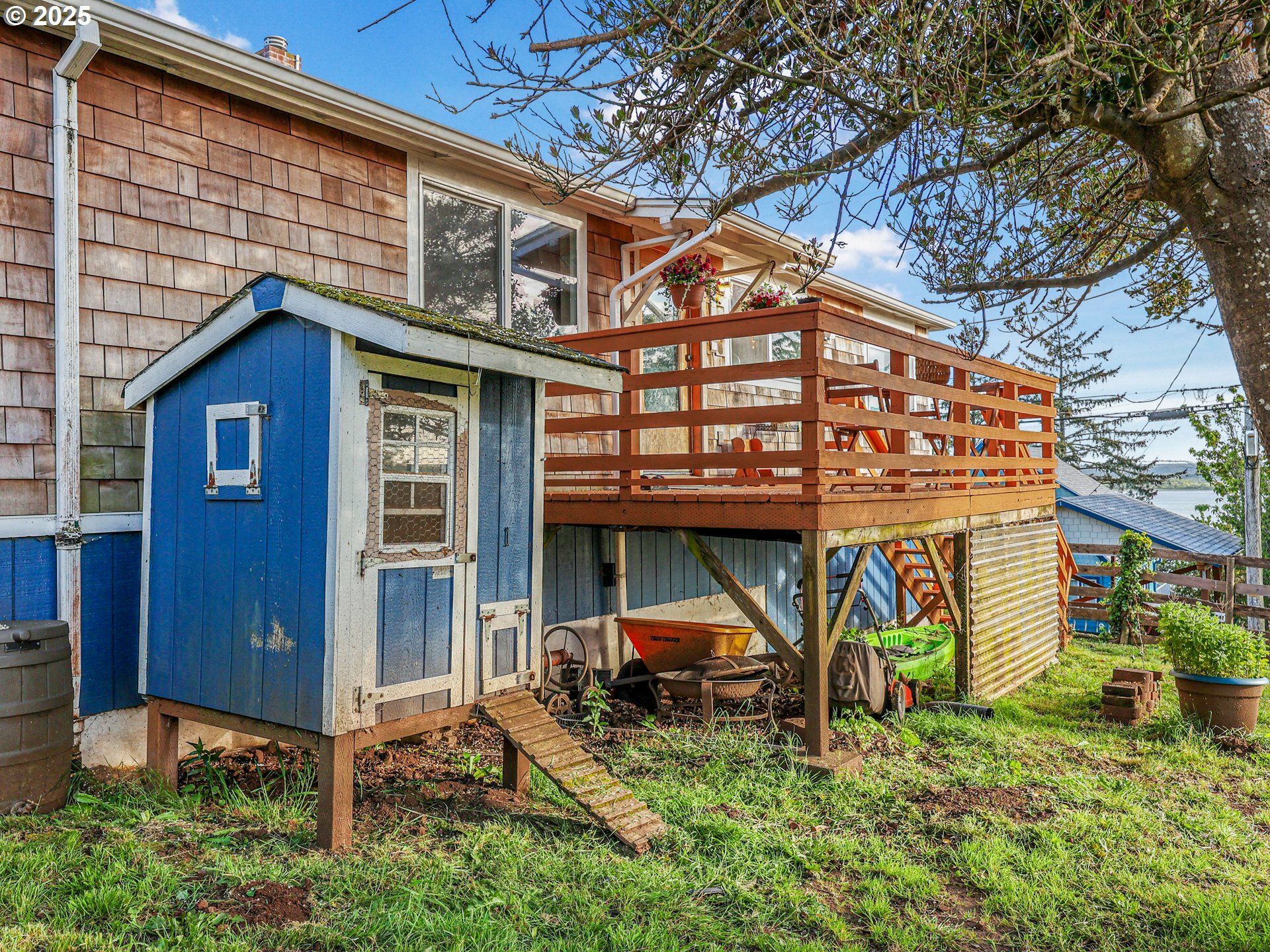 Property Photo: 740 Florence Ave OR 97103