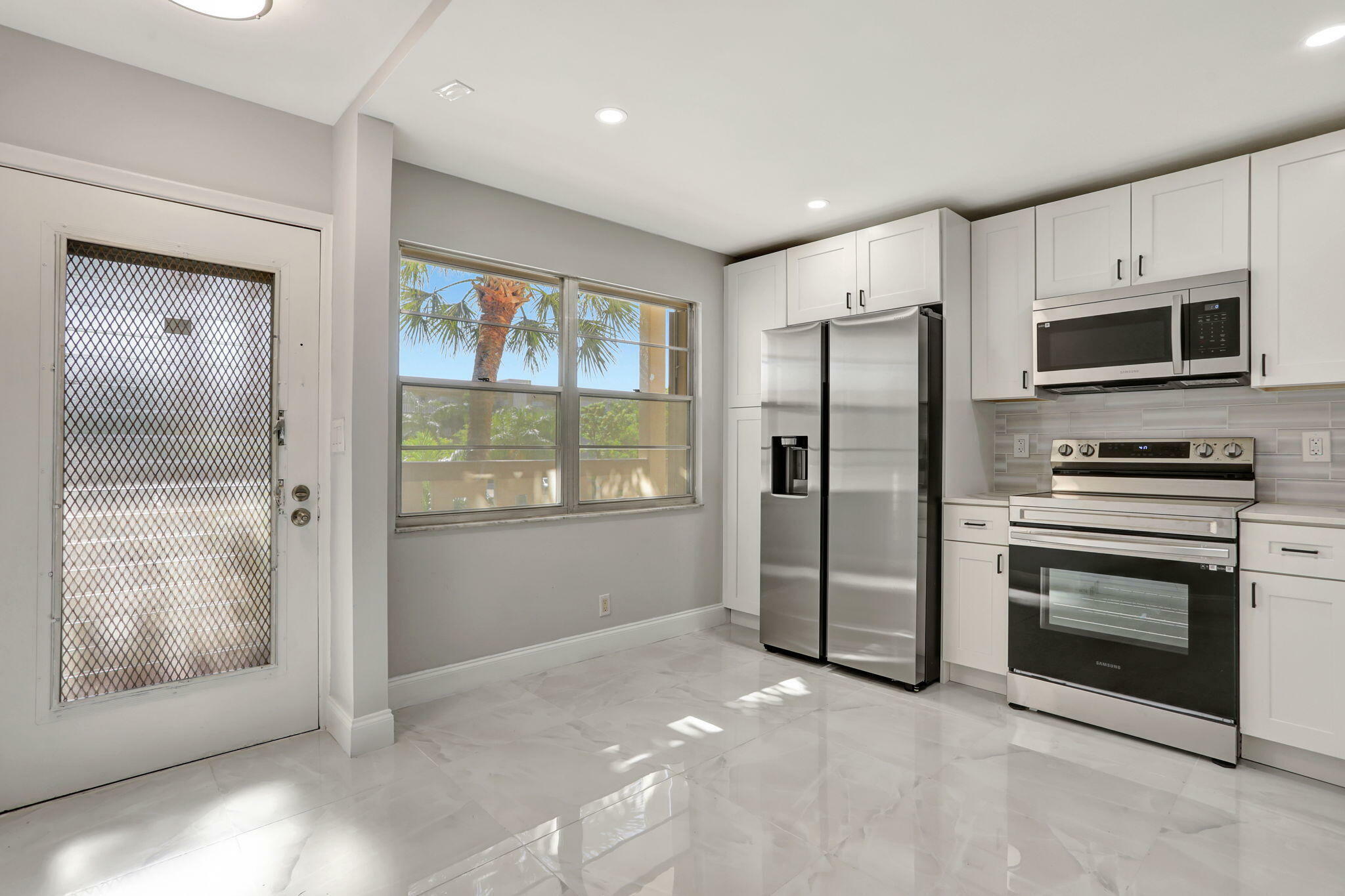 Property Photo: 2202 Lucaya Bend G2 FL 33066