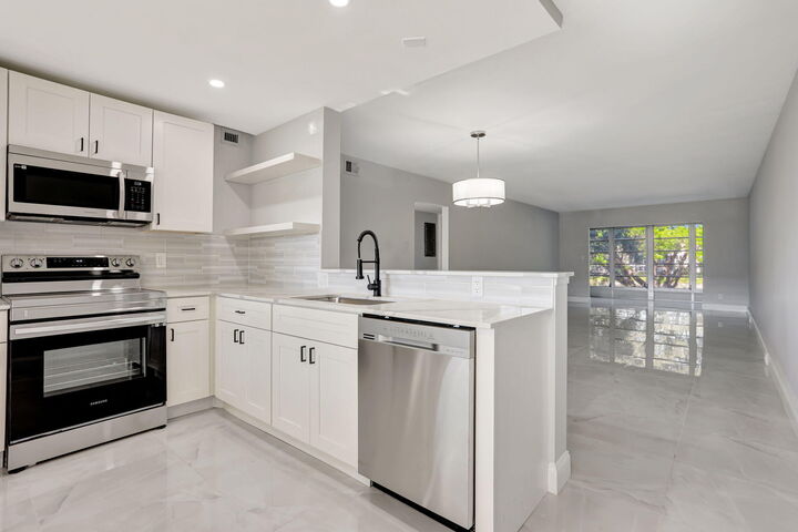 Property Photo: 2202 Lucaya Bend G2 FL 33066
