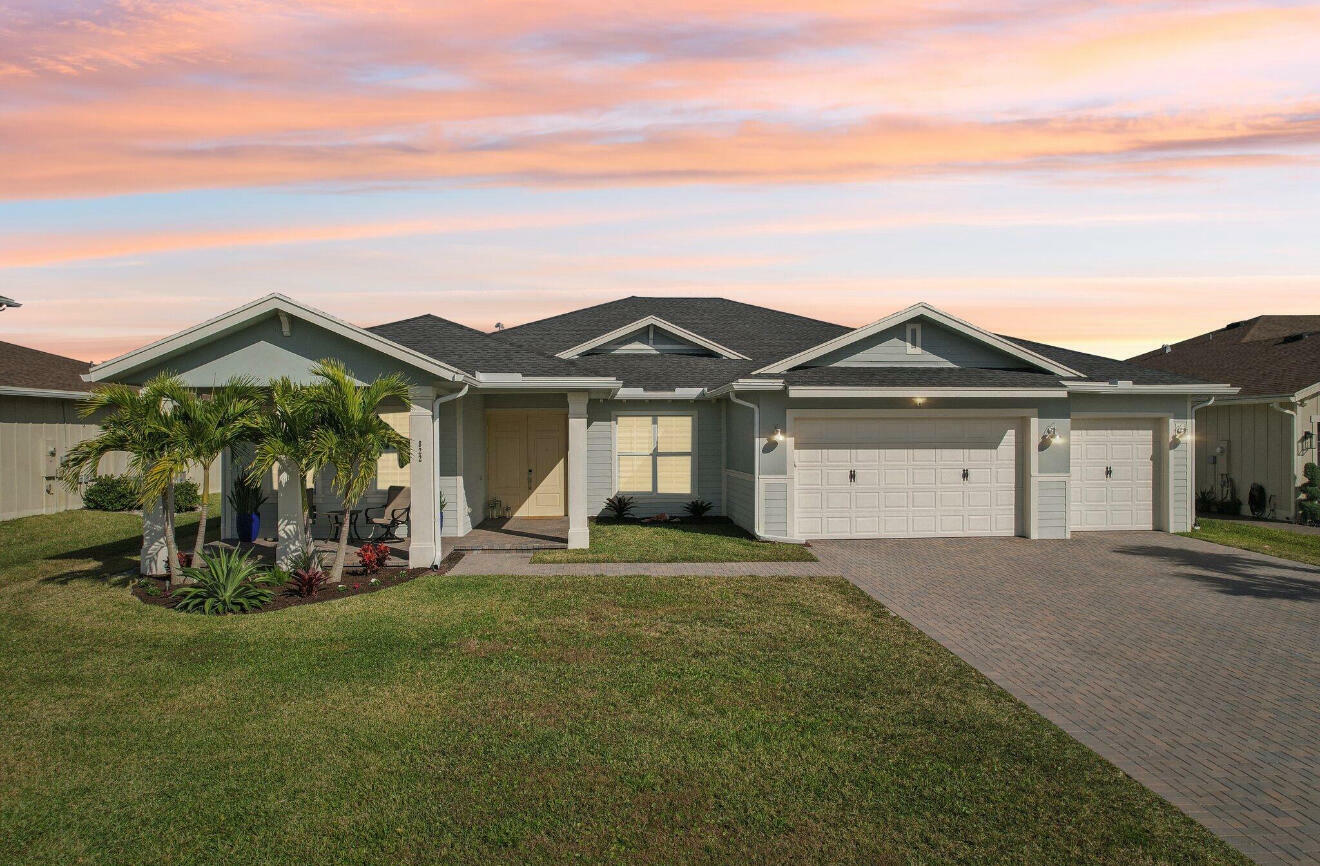 Property Photo: 822 Hookline Circle FL 33470
