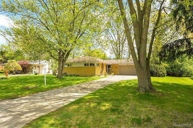 Property Photo: 29546 Fall River Road MI 48076
