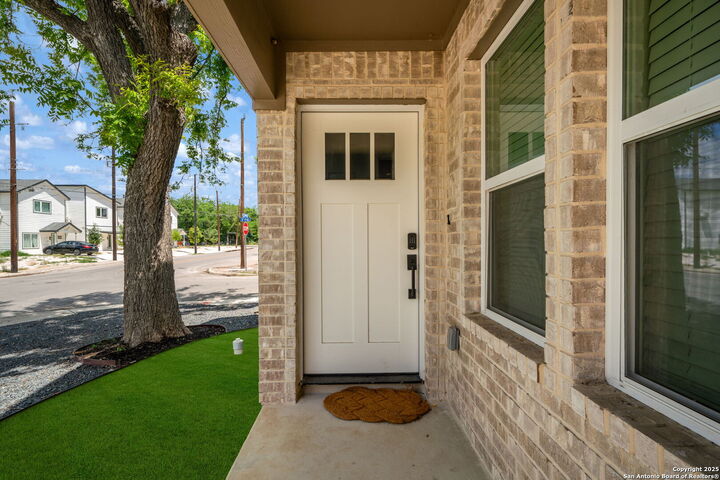 Property Photo: 1102 S Gevers St TX 78210