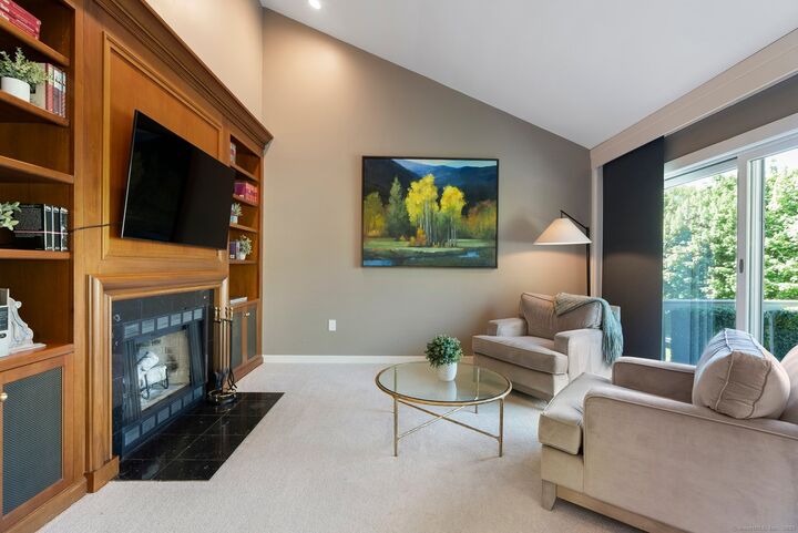 Property Photo: 4 Farmstead Lane 4 CT 06001