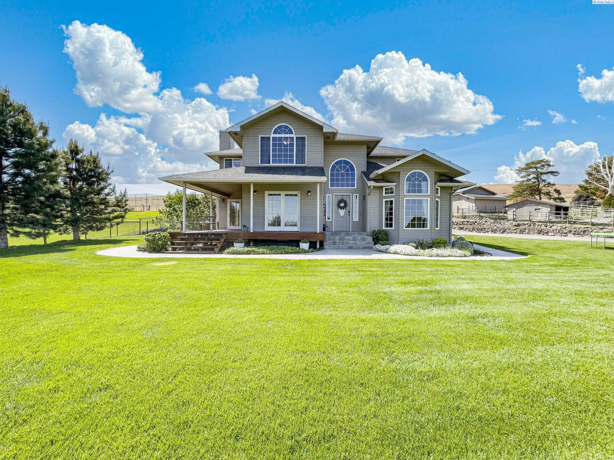 Property Photo: 42207 E Carlsbad Ct WA 99352