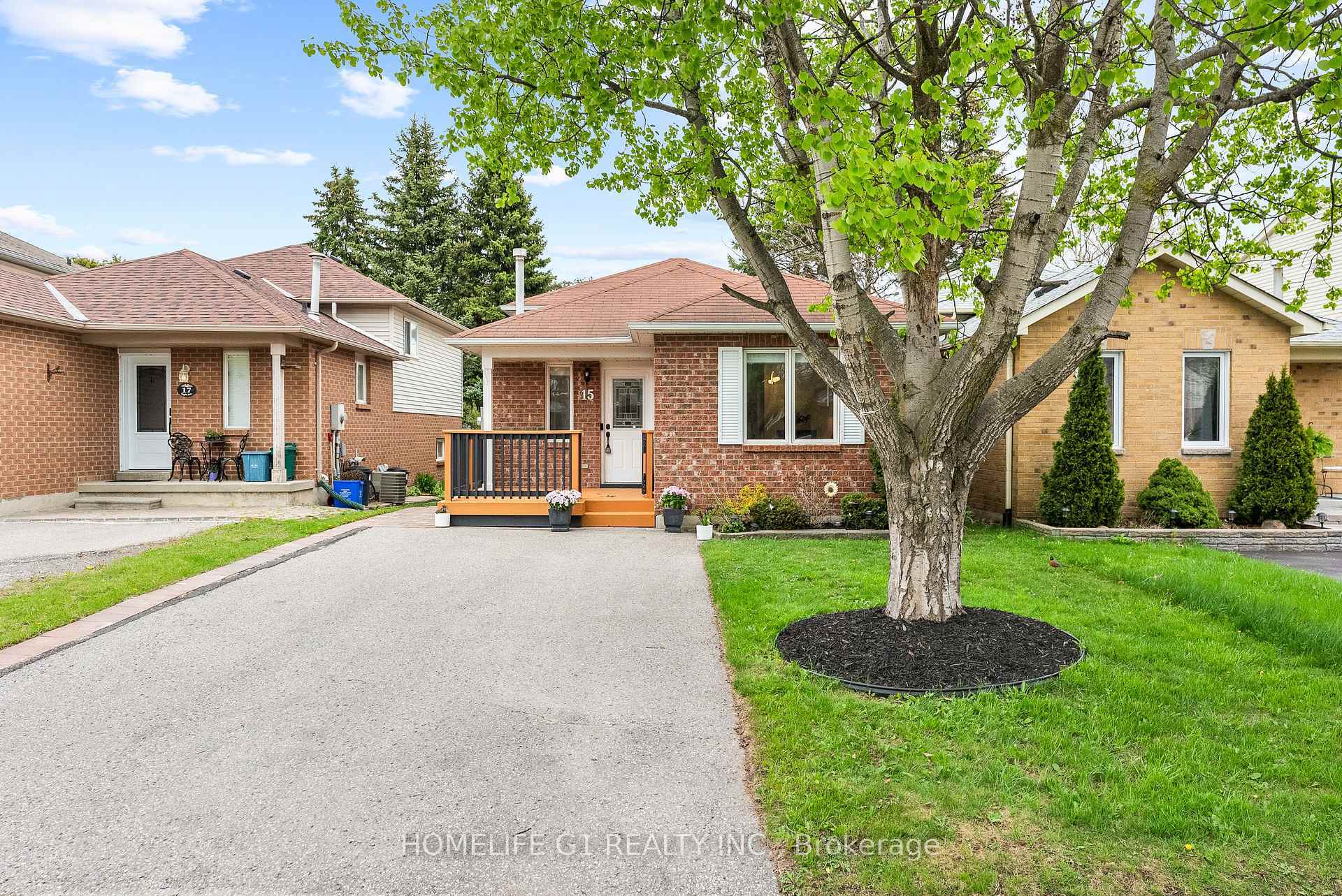 Property Photo: 15 Inglis Avenue ON L1E 2G7