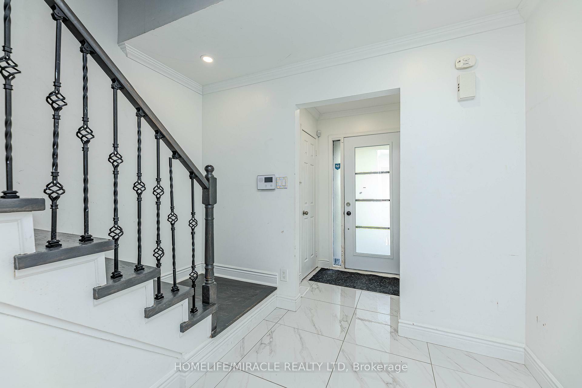 Property Photo: 851 Bennett Court ON L1K 1V3