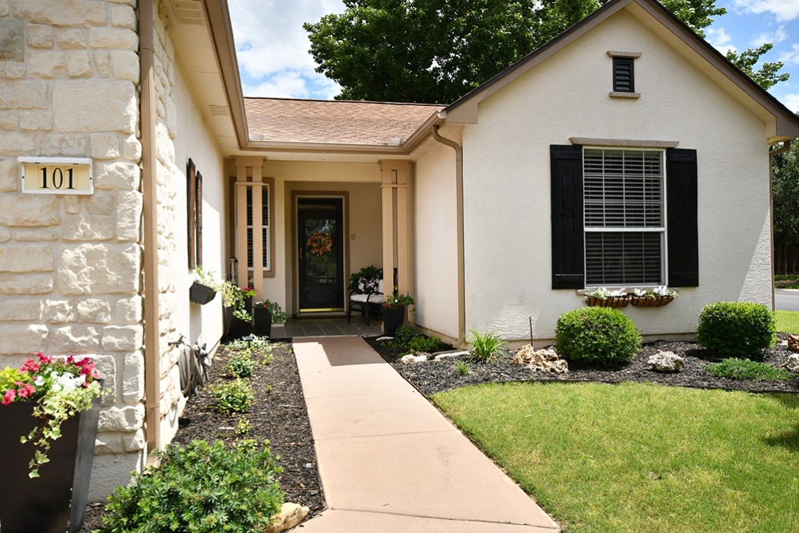 Property Photo: 101 Scurry Pass TX 78633