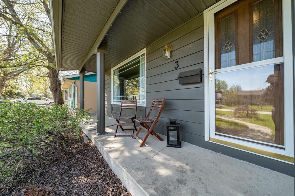 Property Photo: 3 Pembridge Bay MB R2M 4H1
