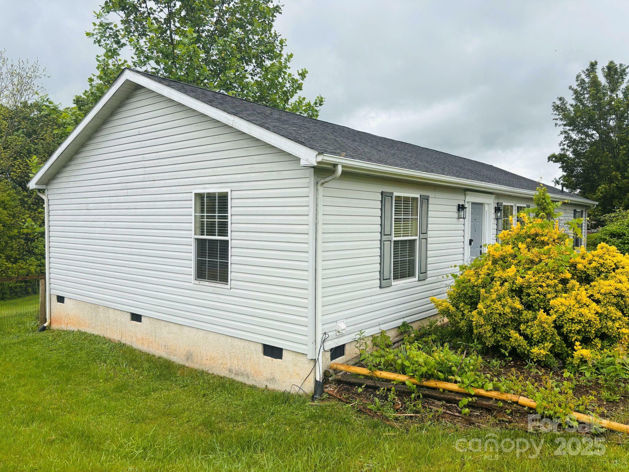 Property Photo: 16 English Oaks Drive NC 28715