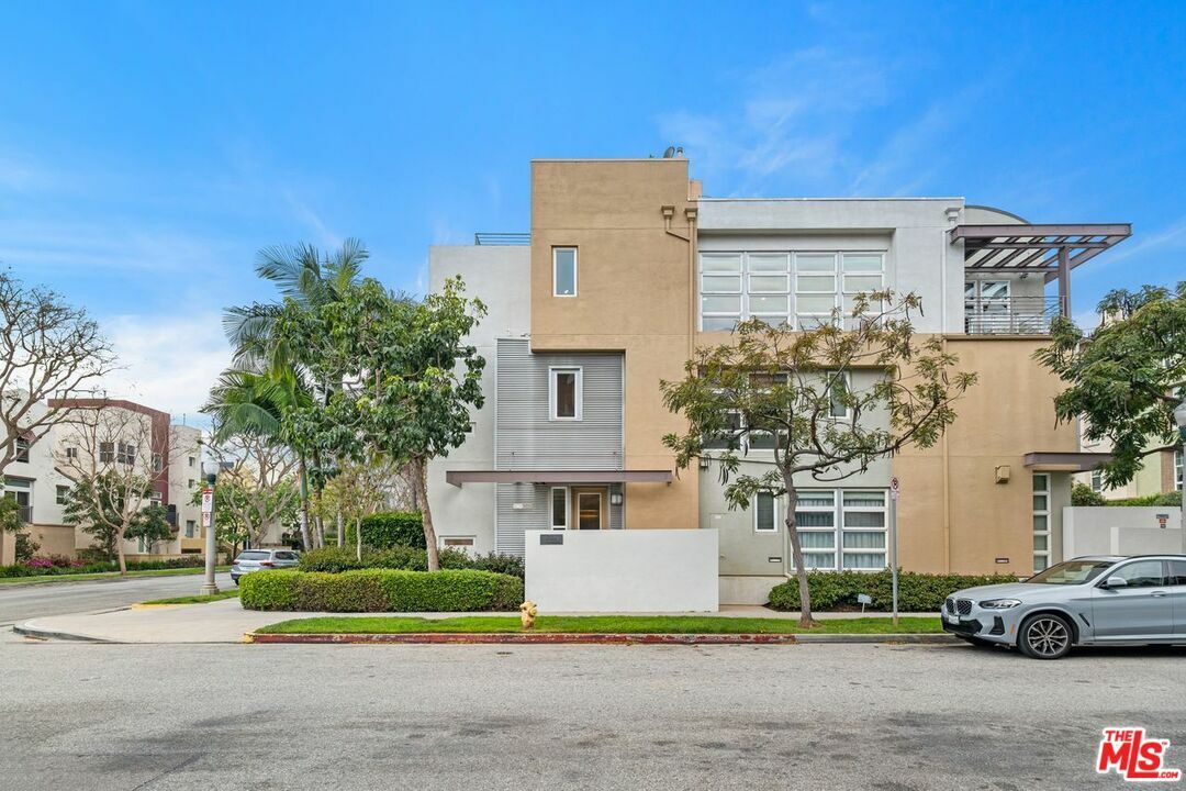 Property Photo: 6099 S Seabluff Dr CA 90094