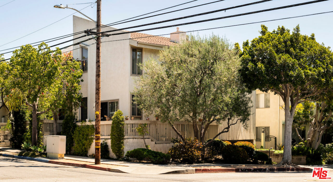 Property Photo: 2002 California Ave CA 90403