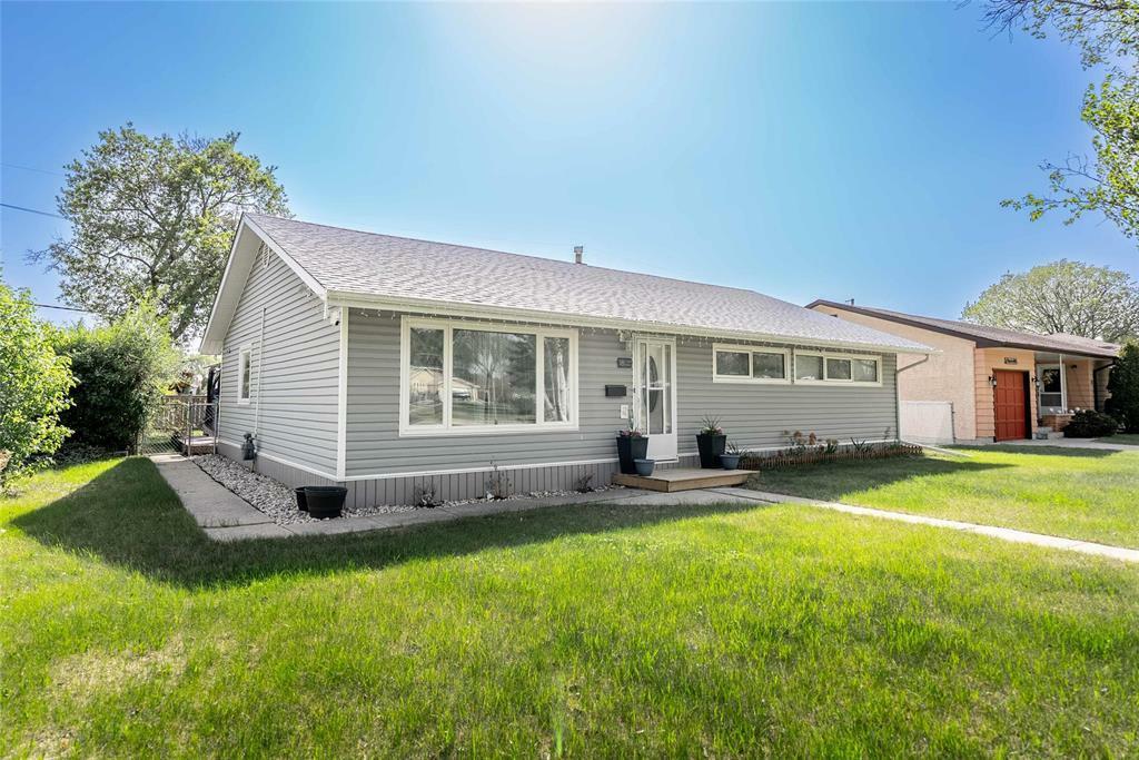 Property Photo: 18 Colish Drive MB R2V 2J8