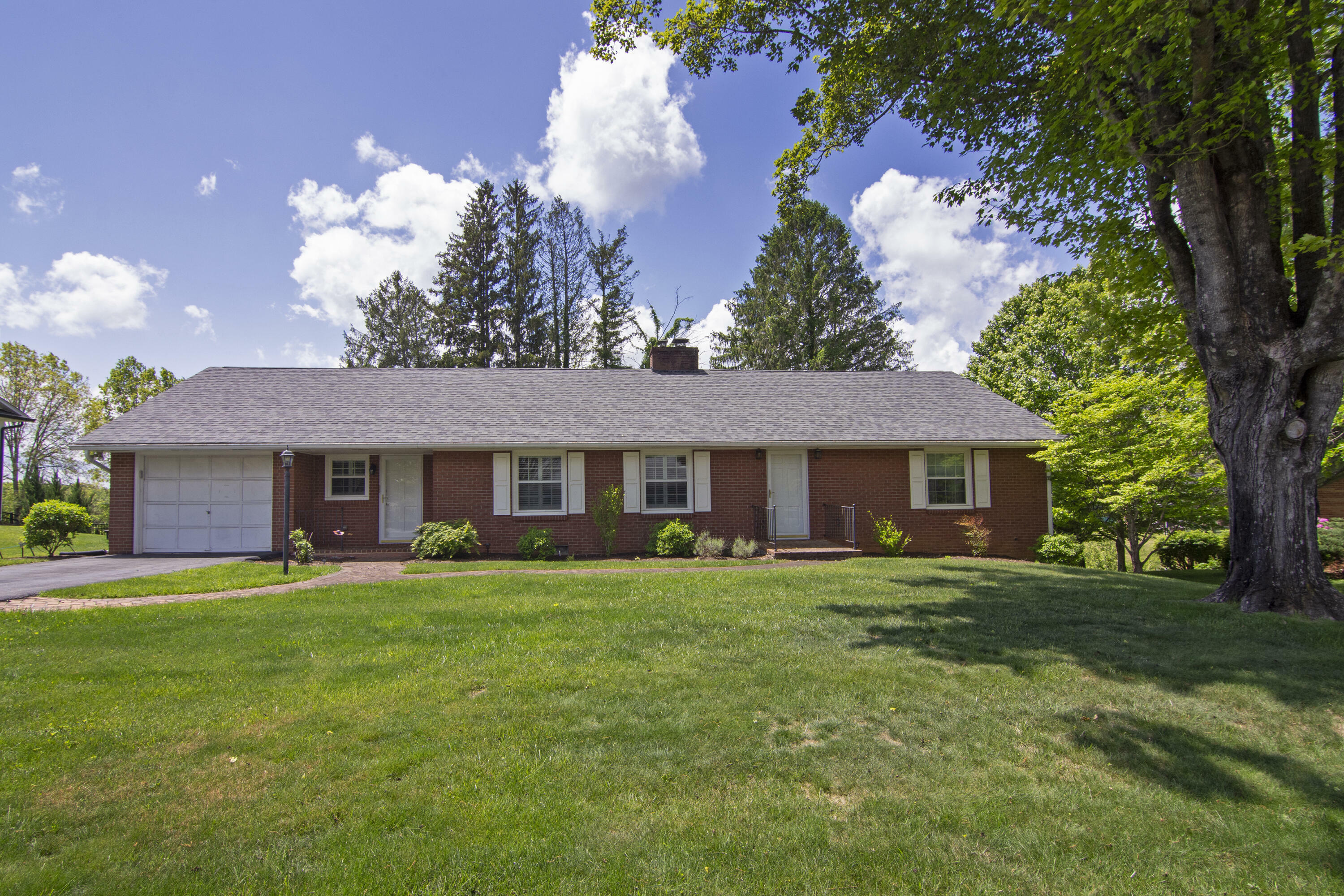 248 Alderson St  Lewisburg WV 24901 photo