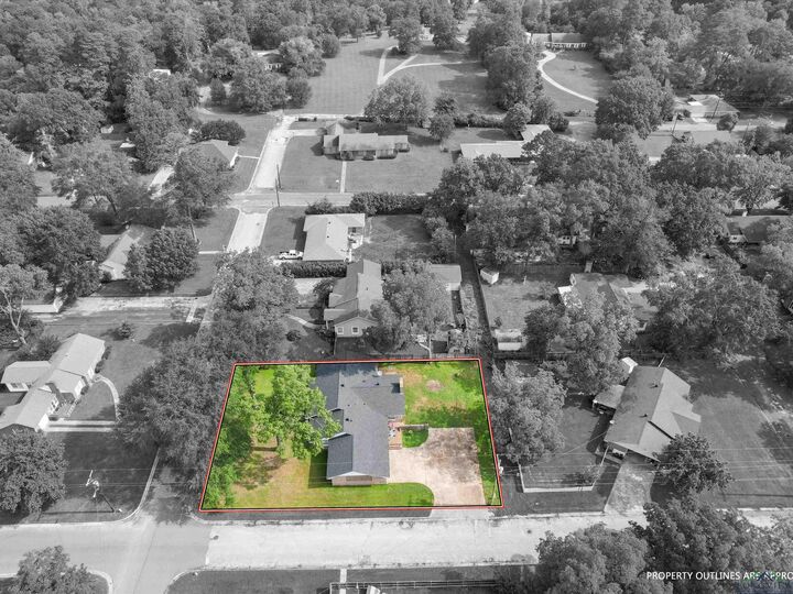 Property Photo:  1101 N Bledsoe St  TX 75644 