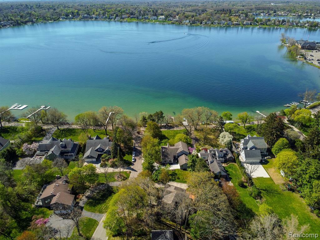 Property Photo: 2900 Lakewoods MI 48324 1918