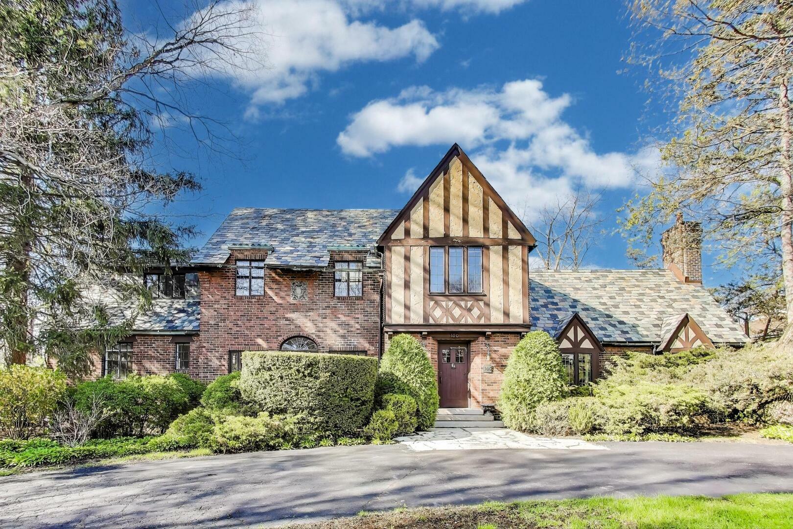 Property Photo: 186 S Deere Park Drive IL 60035