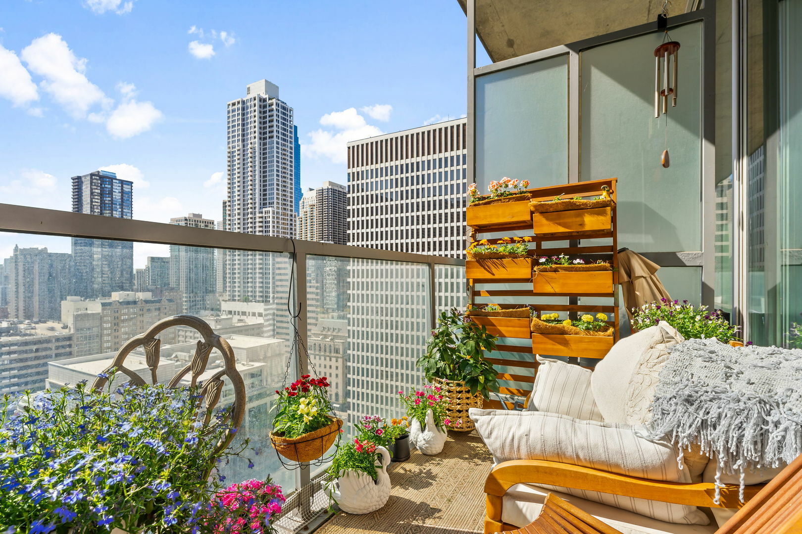 Property Photo: 550 N Saint Clair Street 1904 IL 60611