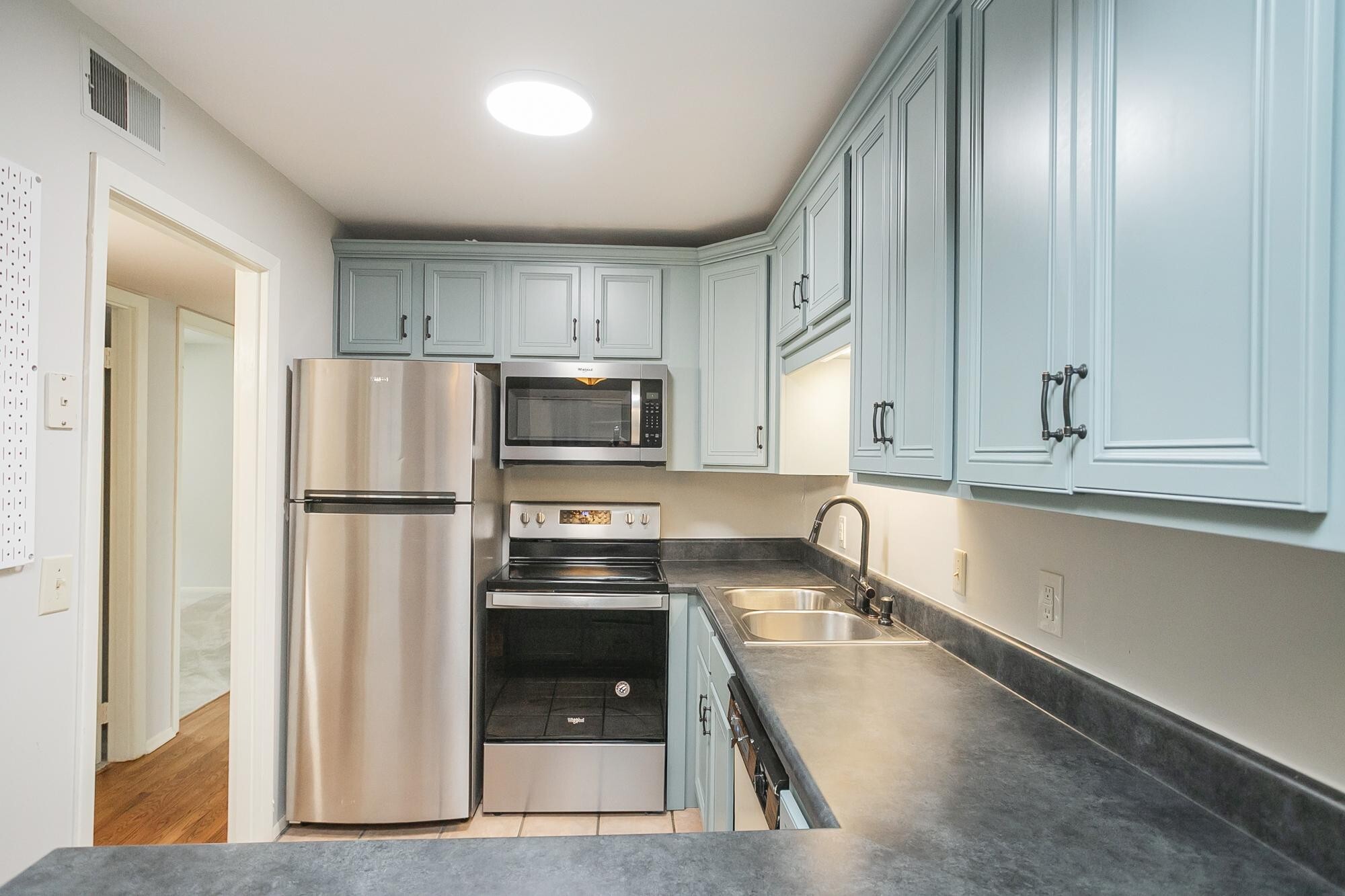 Property Photo: 702 Ashlawn Pl TN 37211