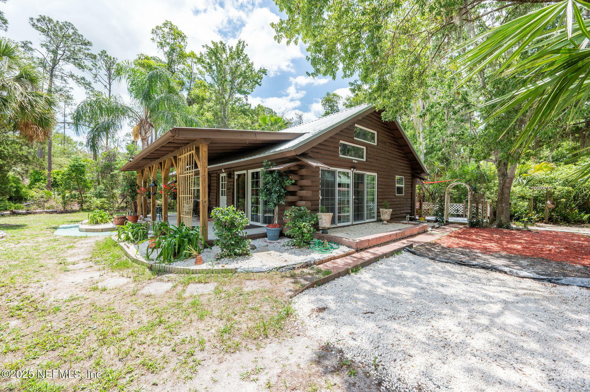 Property Photo: 133 Seminole Trail FL 32139