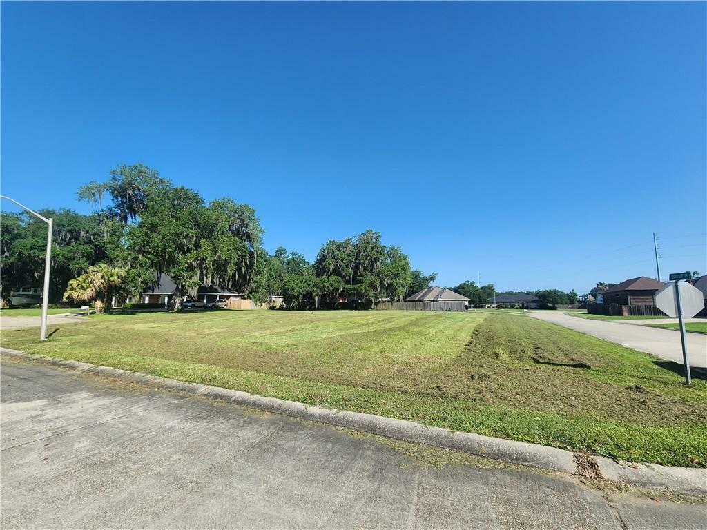 Property Photo:  140 Regina Court  LA 70037 