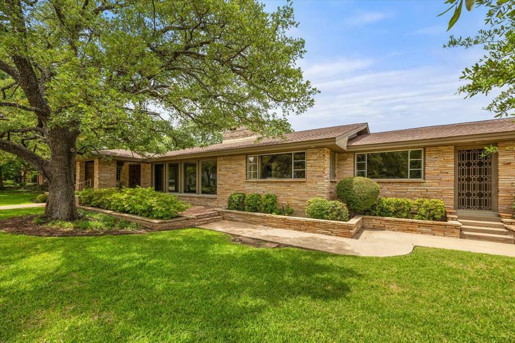 Property Photo: 2900 Simondale Drive TX 76109