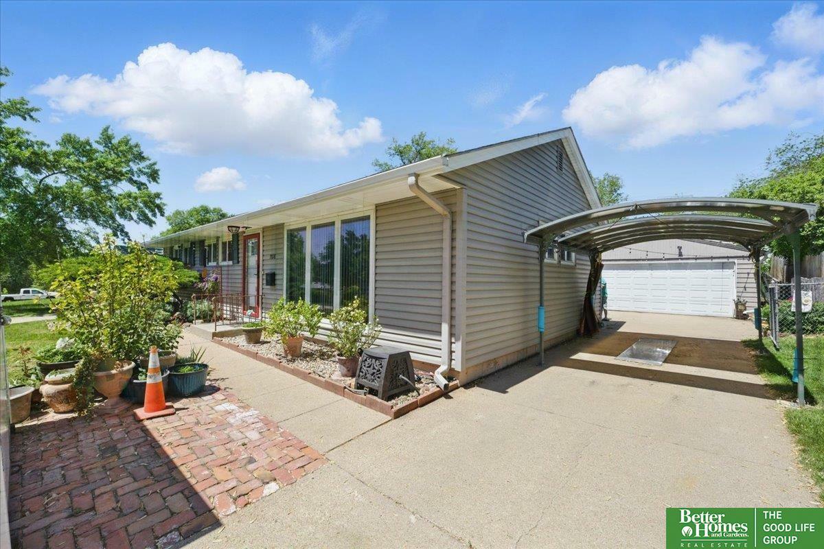 Property Photo: 7616 Western Avenue NE 68114