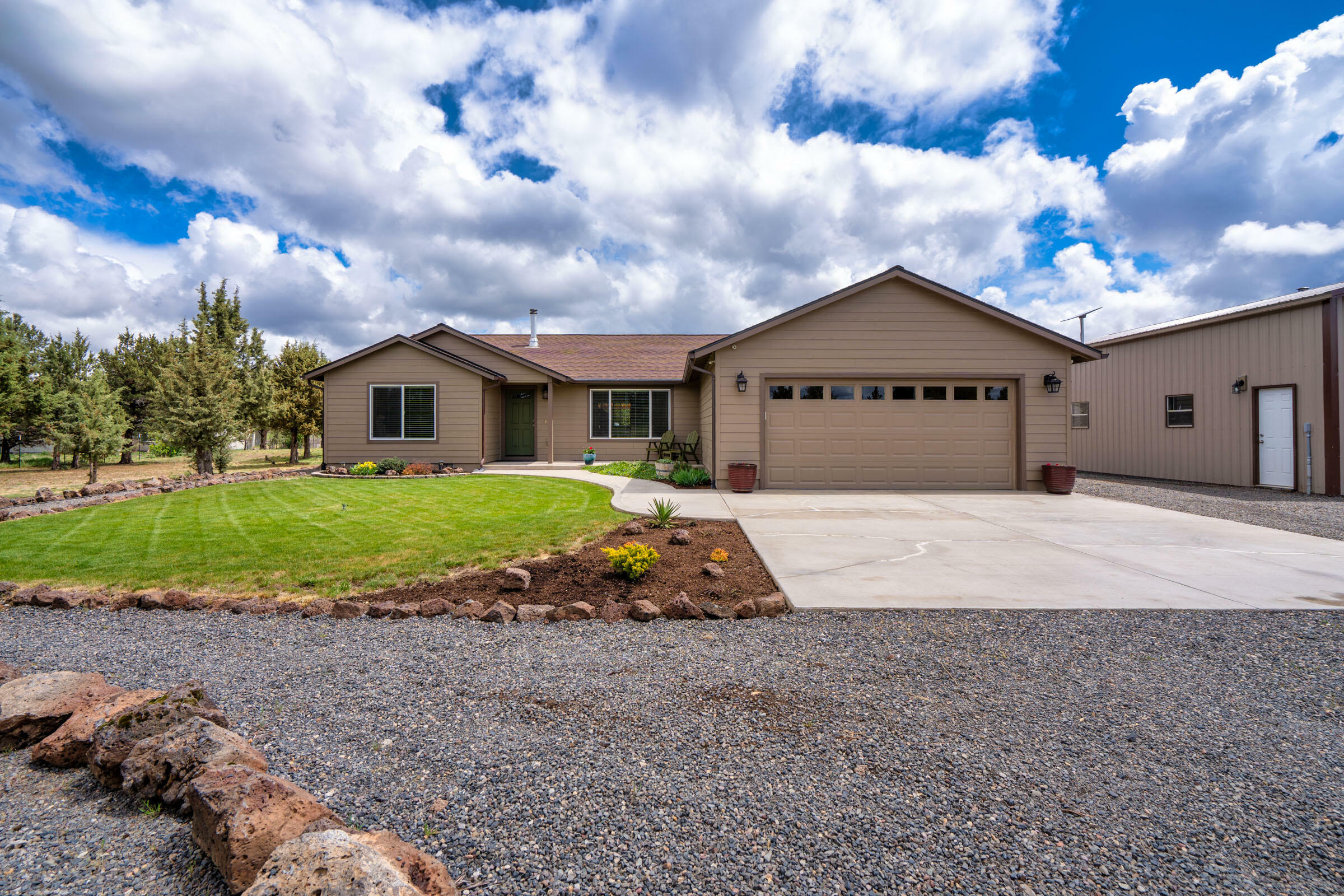 Property Photo: 13520 SE Southwood Drive OR 97754