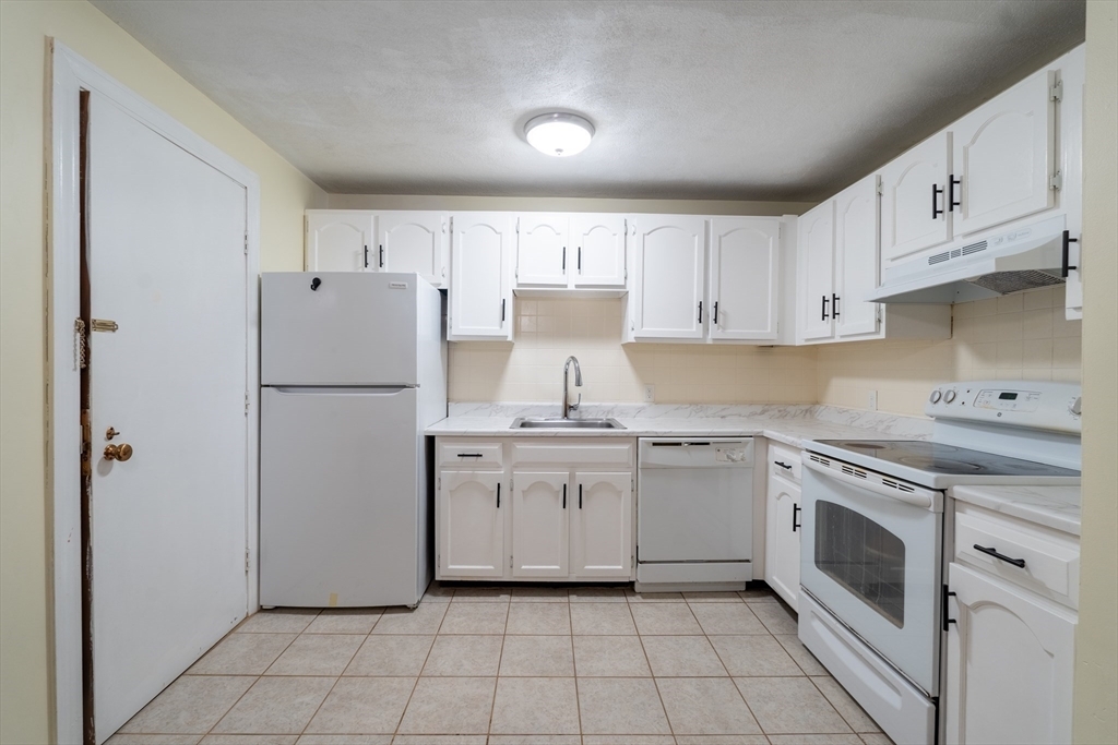 Property Photo: 420 Great Rd B9 MA 01720