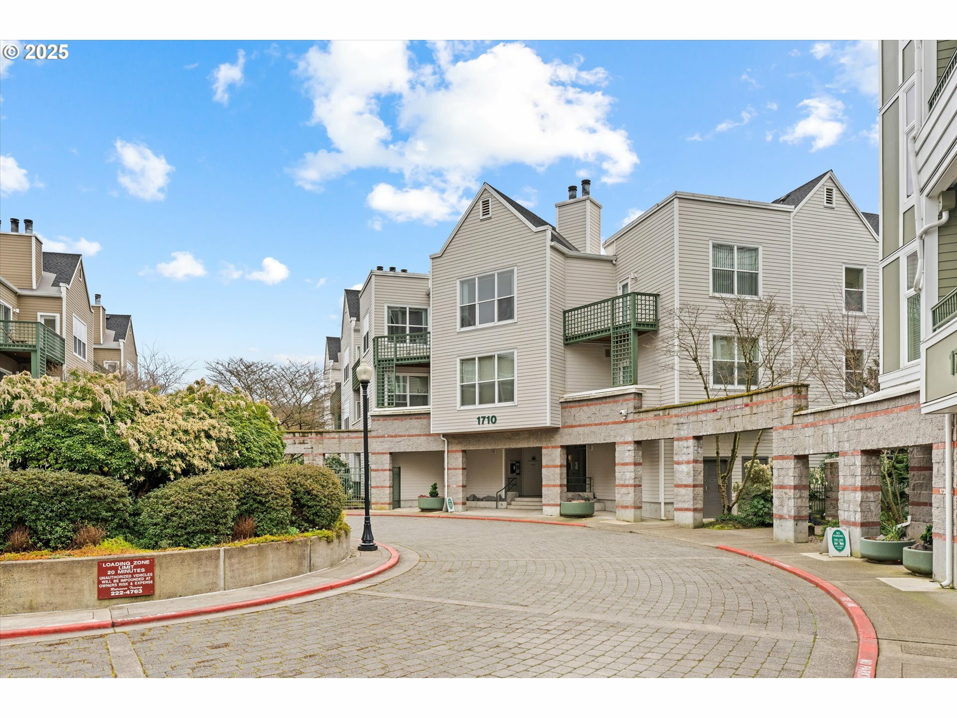 Property Photo: 1710 S Harbor Way 202 OR 97201