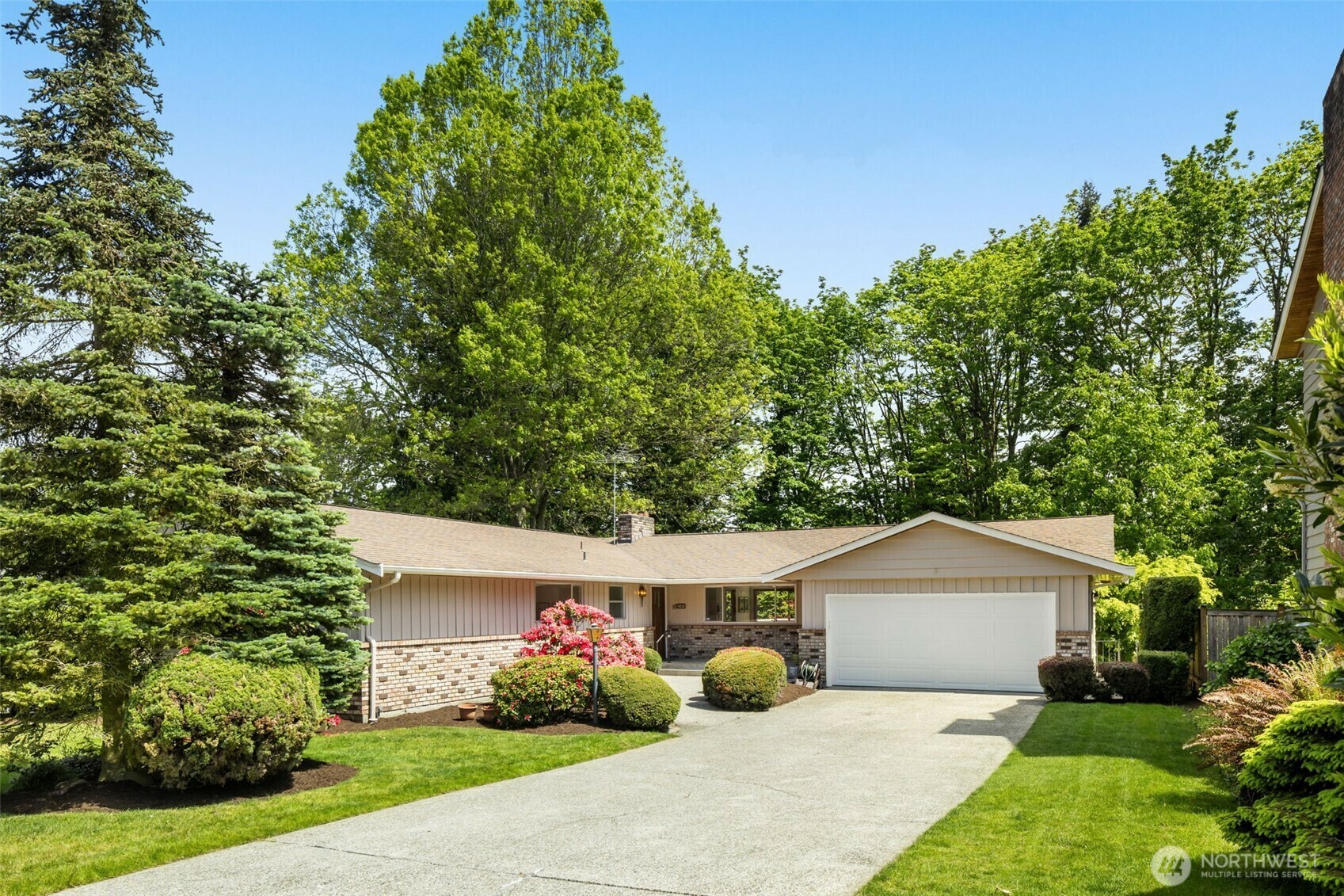 Property Photo: 19232 51st Avenue NE WA 98155