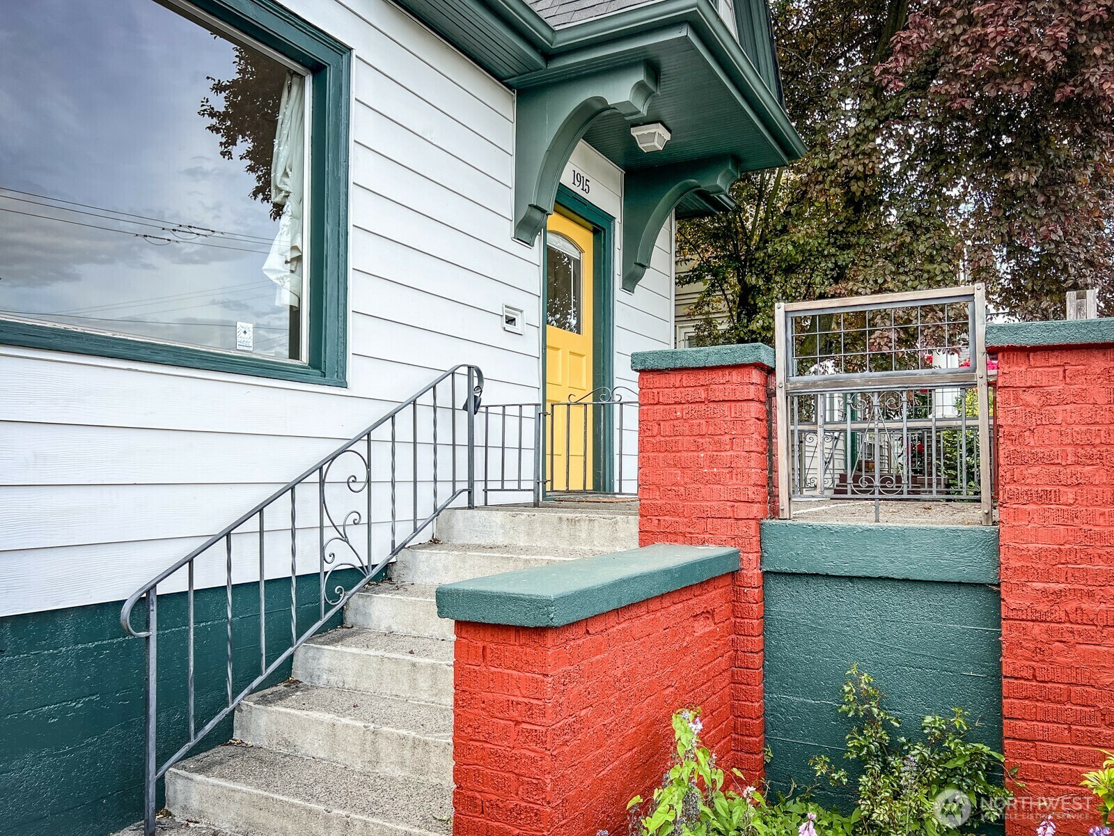 Property Photo: 1915 Dexter Avenue N WA 98109