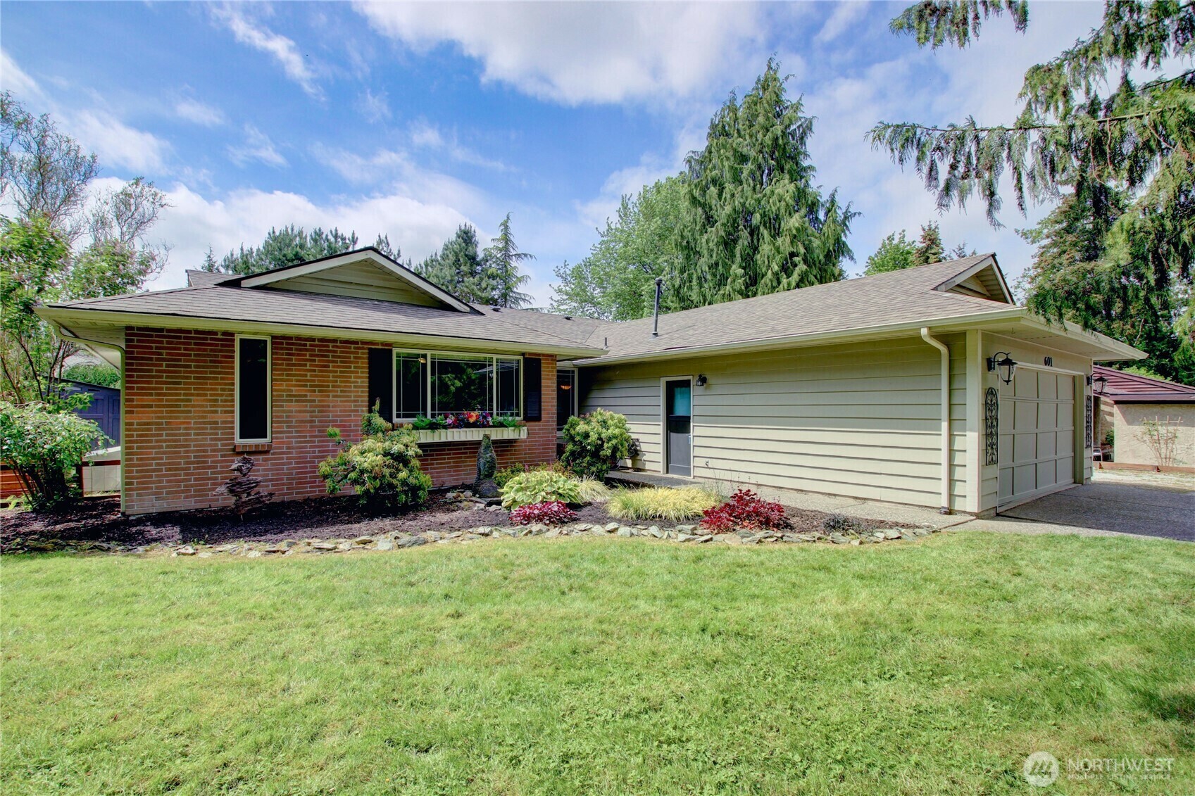 Property Photo: 601 Upland Place WA 98273