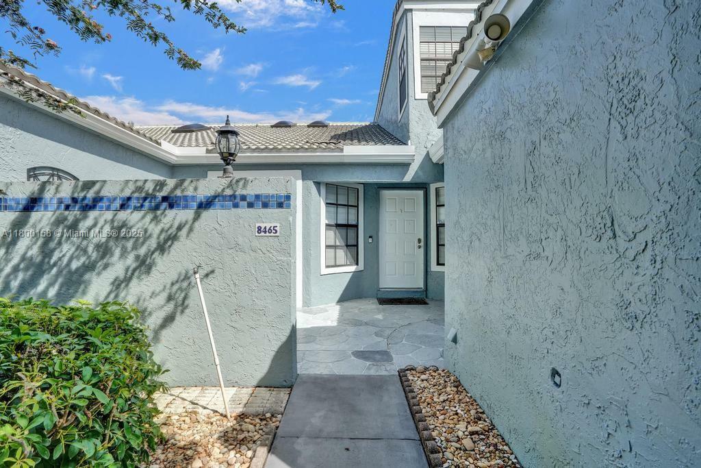 Property Photo: 8465 Waterford Cir 8465 FL 33321