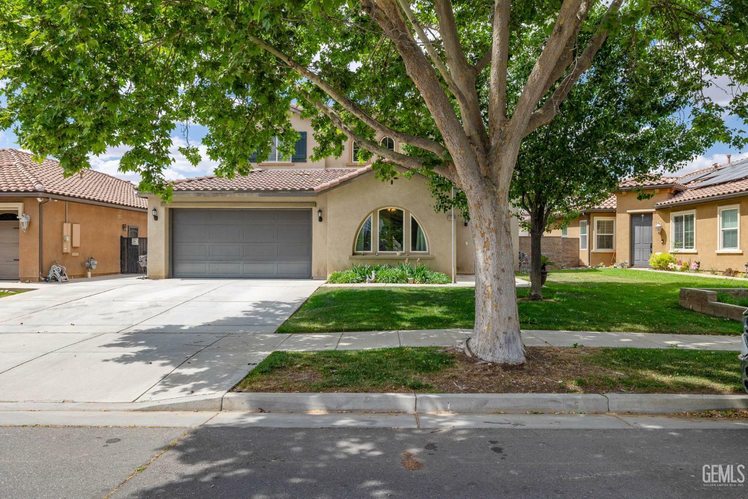 Property Photo: 10114 Oporto Way CA 93306